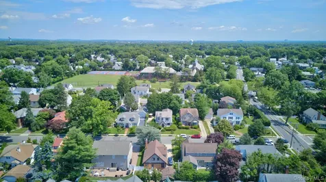 17 Hollywood Court Rockville Centre NY 11570