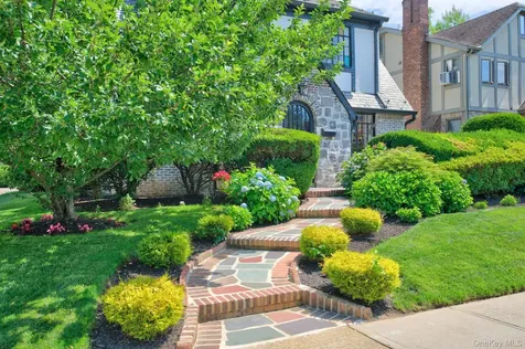 17 Hollywood Court Rockville Centre NY 11570
