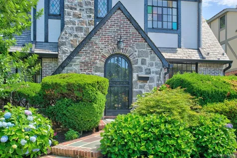 17 Hollywood Court Rockville Centre NY 11570