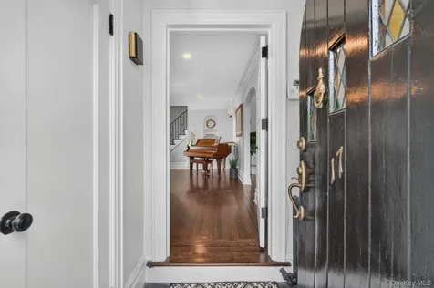 17 Hollywood Court Rockville Centre NY 11570
