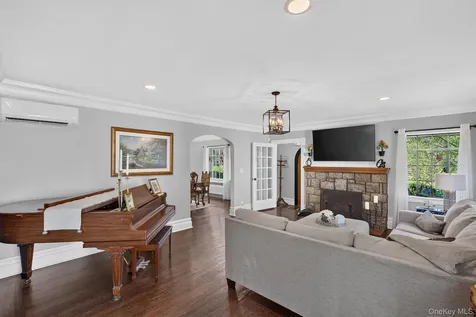 17 Hollywood Court Rockville Centre NY 11570