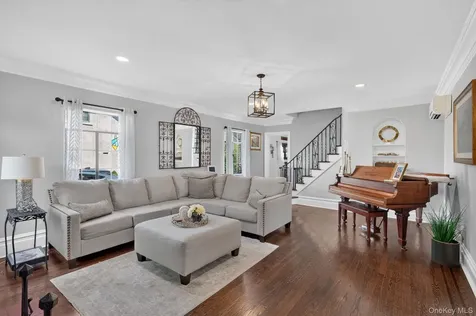17 Hollywood Court Rockville Centre NY 11570