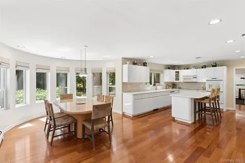 2 Greenwood Lane Woodbury NY 11797
