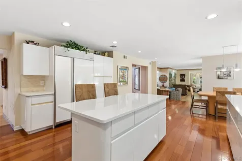 2 Greenwood Lane Woodbury NY 11797