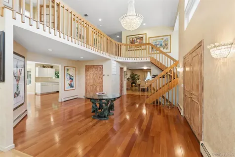 2 Greenwood Lane Woodbury NY 11797