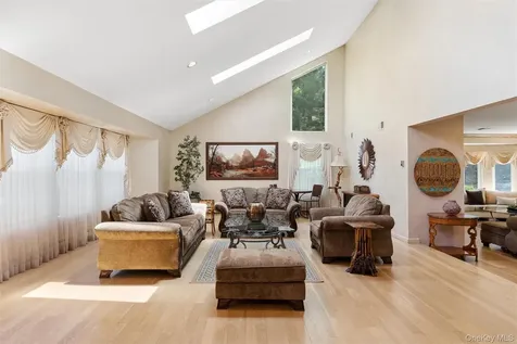 2 Greenwood Lane Woodbury NY 11797
