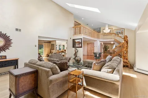2 Greenwood Lane Woodbury NY 11797