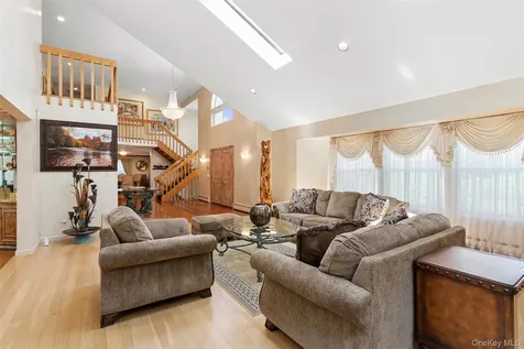 2 Greenwood Lane Woodbury NY 11797