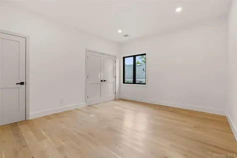 29 Garfield Place Roslyn Heights NY 11577