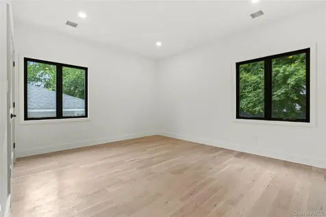 29 Garfield Place Roslyn Heights NY 11577