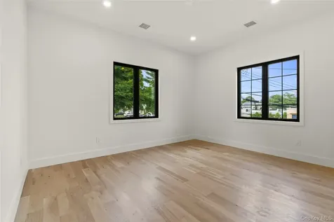 29 Garfield Place Roslyn Heights NY 11577