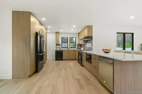 29 Garfield Place Roslyn Heights NY 11577