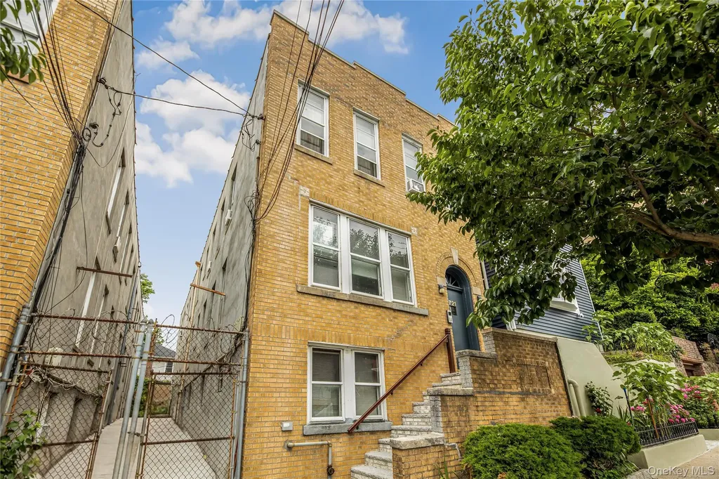 721 E 242nd Street Bronx NY 10470