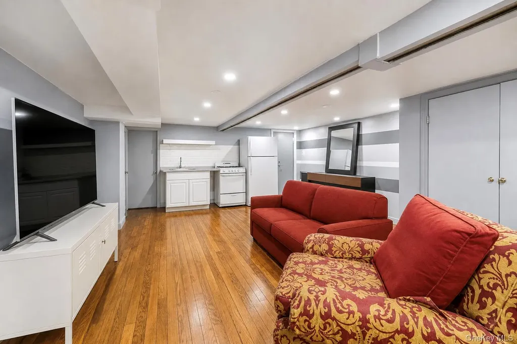 721 E 242nd Street Bronx NY 10470