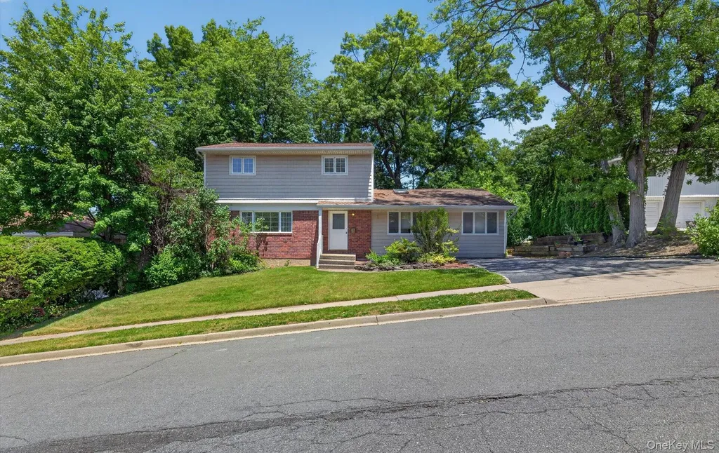 89 Beaumont Drive Plainview NY 11803