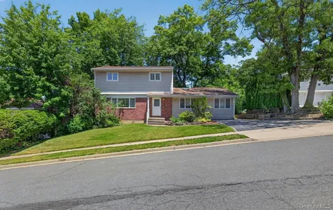 89 Beaumont Drive Plainview NY 11803