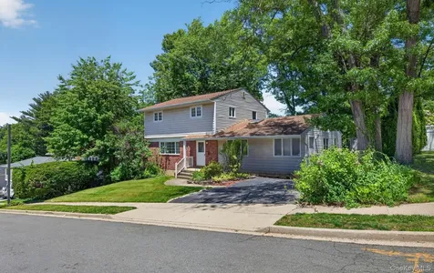 89 Beaumont Drive Plainview NY 11803
