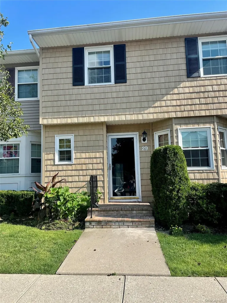29 Woodlake E Drive Woodbury NY 11797