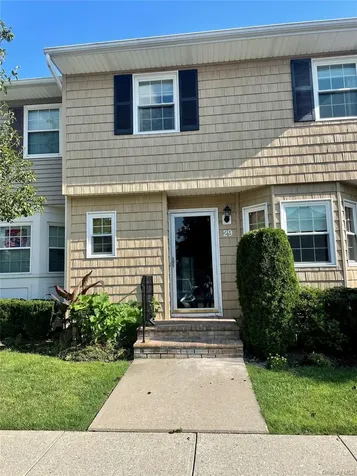 29 Woodlake E Drive Woodbury NY 11797
