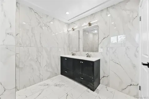 2 Circle Drive Syosset NY 11791