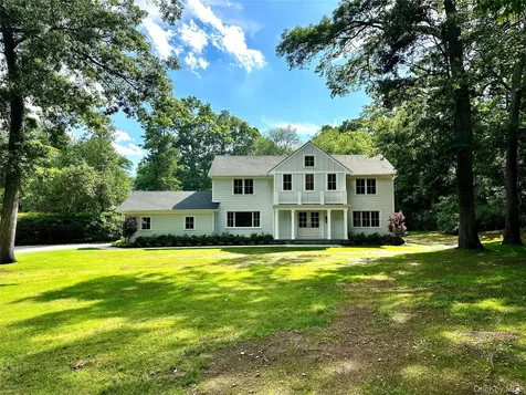 19# Woodvale Laurel Hollow NY 11791