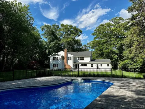 19# Woodvale Laurel Hollow NY 11791