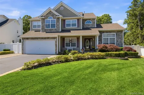 15 Scenicview Crescent Manorville NY 11949