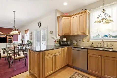 15 Scenicview Crescent Manorville NY 11949