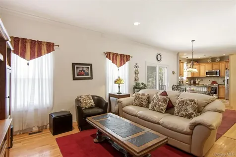 15 Scenicview Crescent Manorville NY 11949
