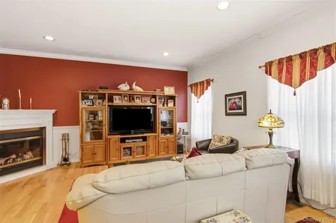 15 Scenicview Crescent Manorville NY 11949