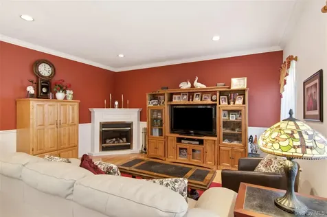 15 Scenicview Crescent Manorville NY 11949
