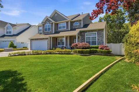 15 Scenicview Crescent Manorville NY 11949