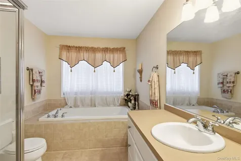 15 Scenicview Crescent Manorville NY 11949