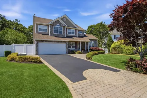 15 Scenicview Crescent Manorville NY 11949