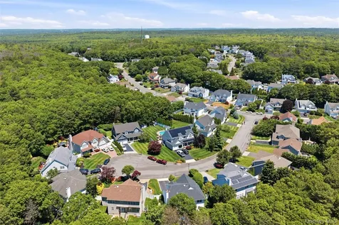 15 Scenicview Crescent Manorville NY 11949