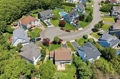 15 Scenicview Crescent Manorville NY 11949