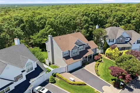 15 Scenicview Crescent Manorville NY 11949