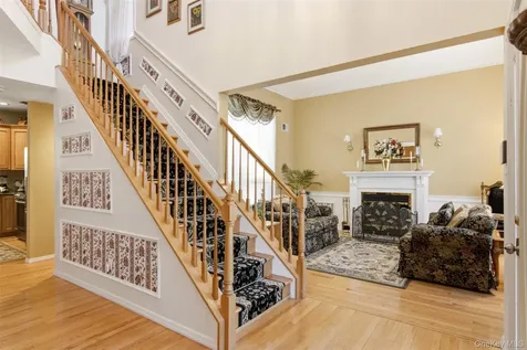 15 Scenicview Crescent Manorville NY 11949