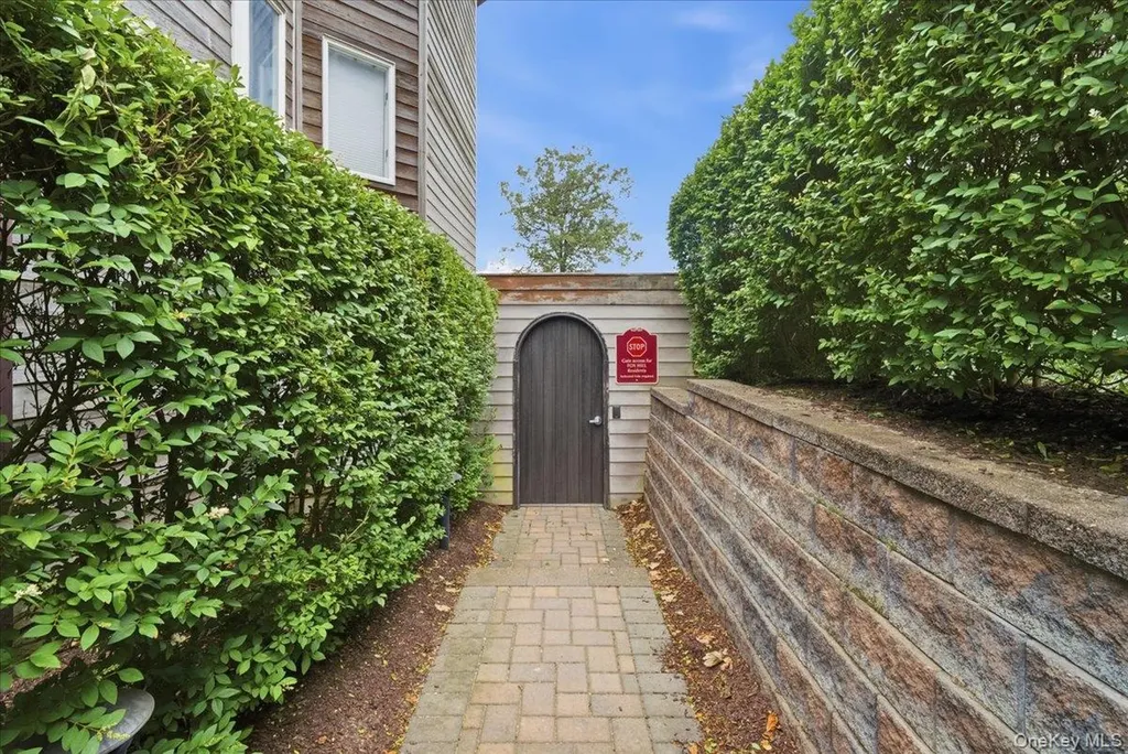 606 Fox Hill Drive Baiting Hollow NY 11933