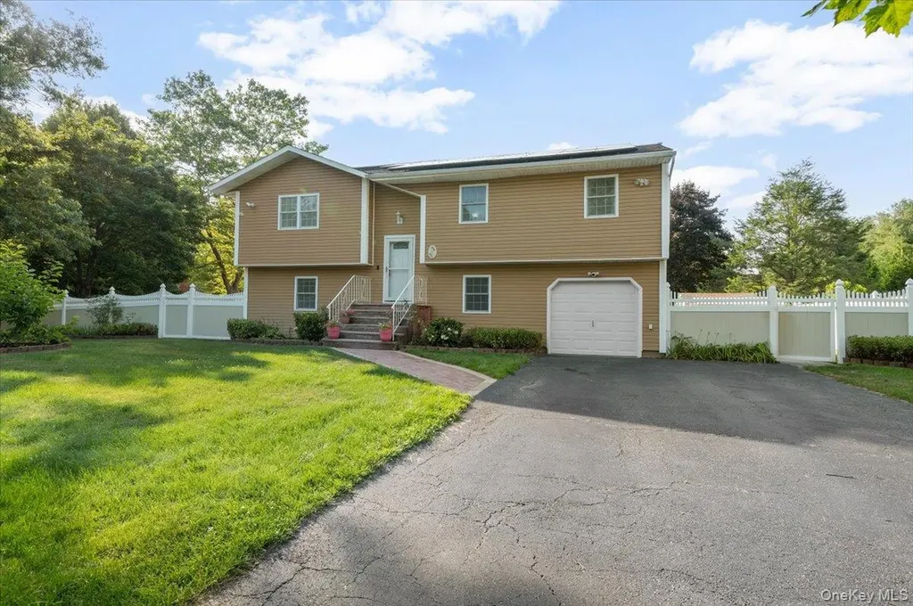 17 Nottingham Drive Wheatley Heights NY 11798