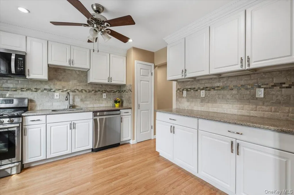 17 Nottingham Drive Wheatley Heights NY 11798