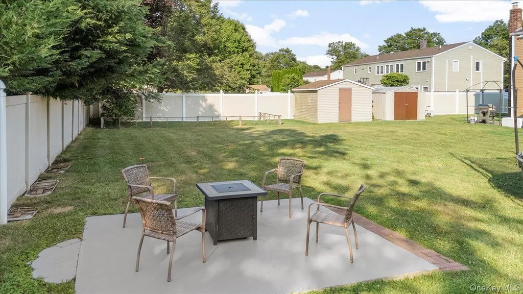 17 Nottingham Drive Wheatley Heights NY 11798