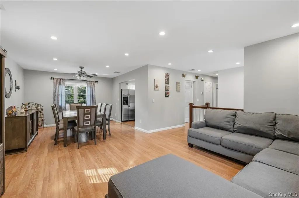 17 Nottingham Drive Wheatley Heights NY 11798