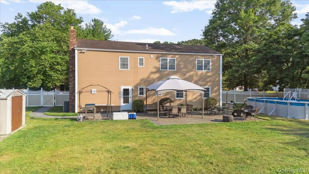 17 Nottingham Drive Wheatley Heights NY 11798