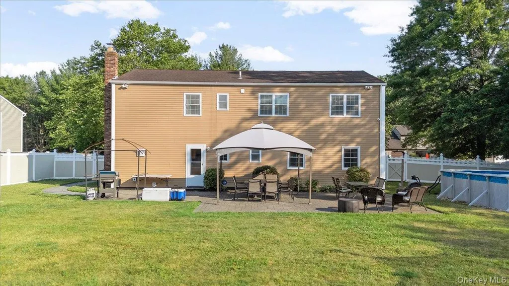 17 Nottingham Drive Wheatley Heights NY 11798