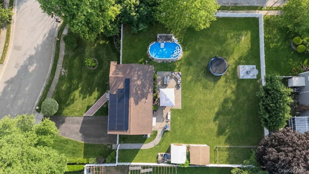 17 Nottingham Drive Wheatley Heights NY 11798