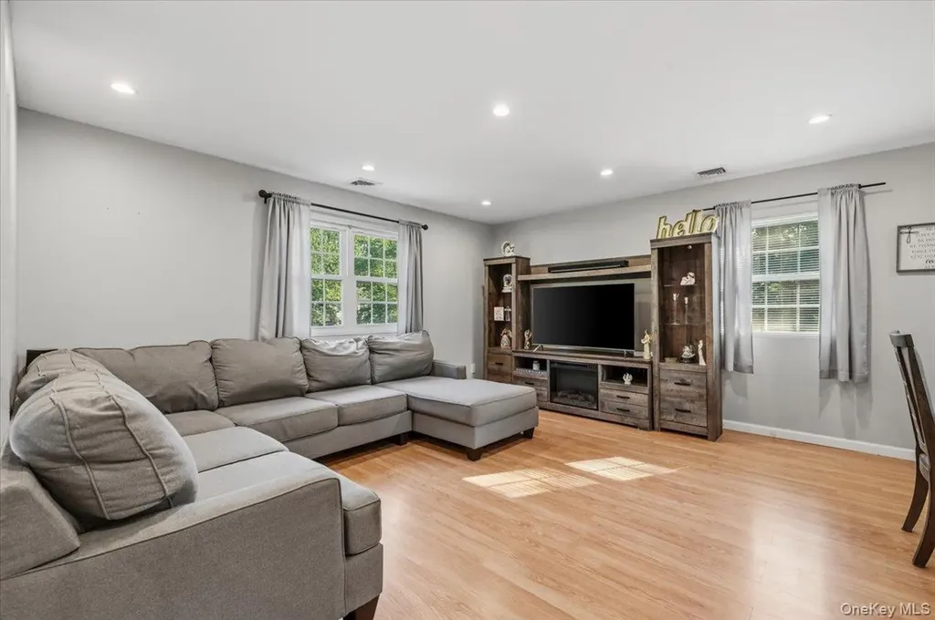 17 Nottingham Drive Wheatley Heights NY 11798
