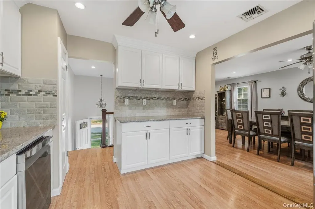 17 Nottingham Drive Wheatley Heights NY 11798