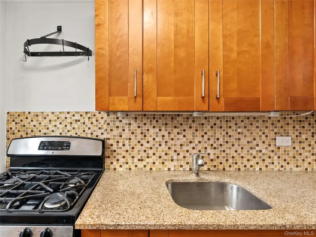 21-66 33rd Road Astoria NY 11106