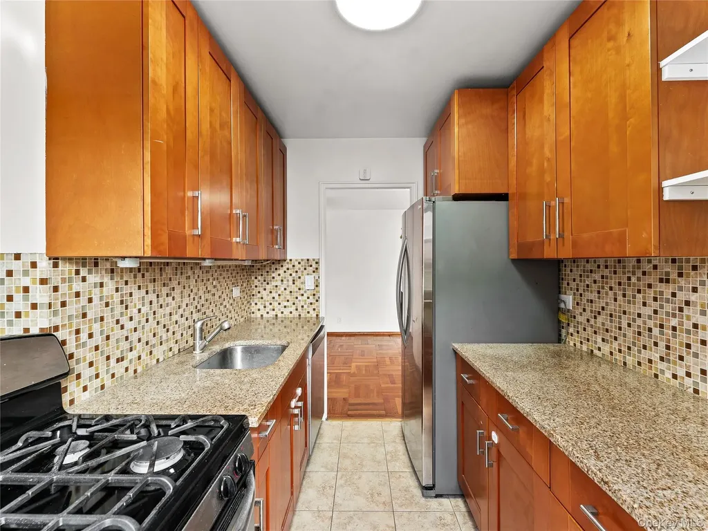 21-66 33rd Road Astoria NY 11106